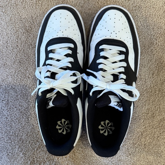 Nike Black and White Women's Sneakers - Picture 2 of 4